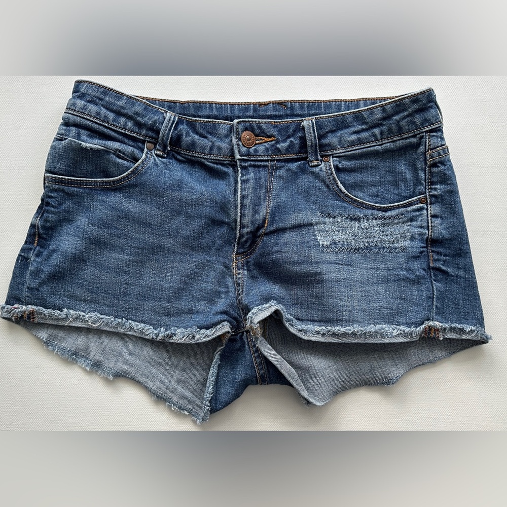H&M Women’s denim short, ripped detail l, Size 8.